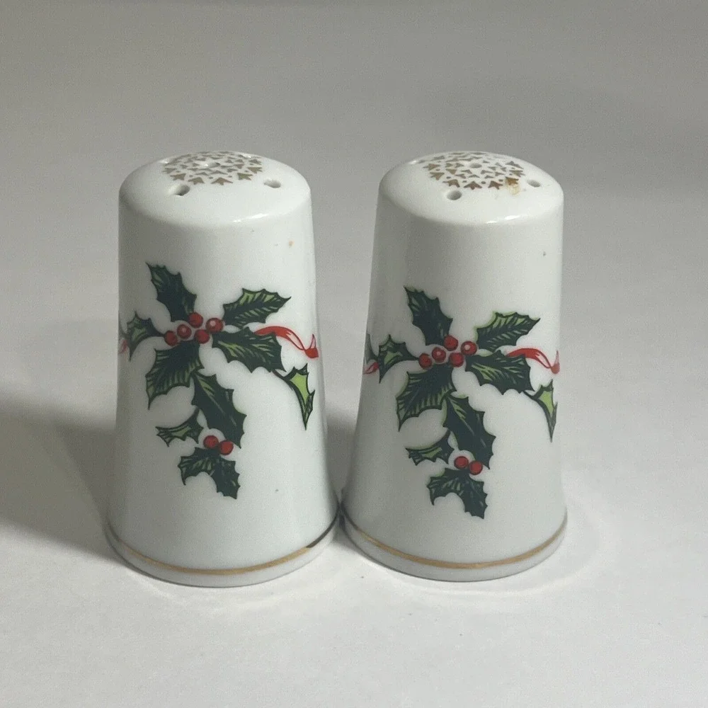 Vintage‎ Lefton Christmas Salt & Pepper Shaker Set Holly Berries Japan 03034